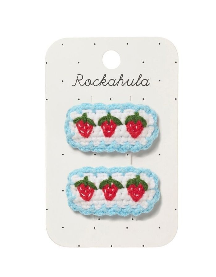  Crochet Strawberry Frill Haarspangen von Rockahula mit gehäkelten Erdbeeren, blauem Wellenrand und stoffbezogenen Klickspangen.