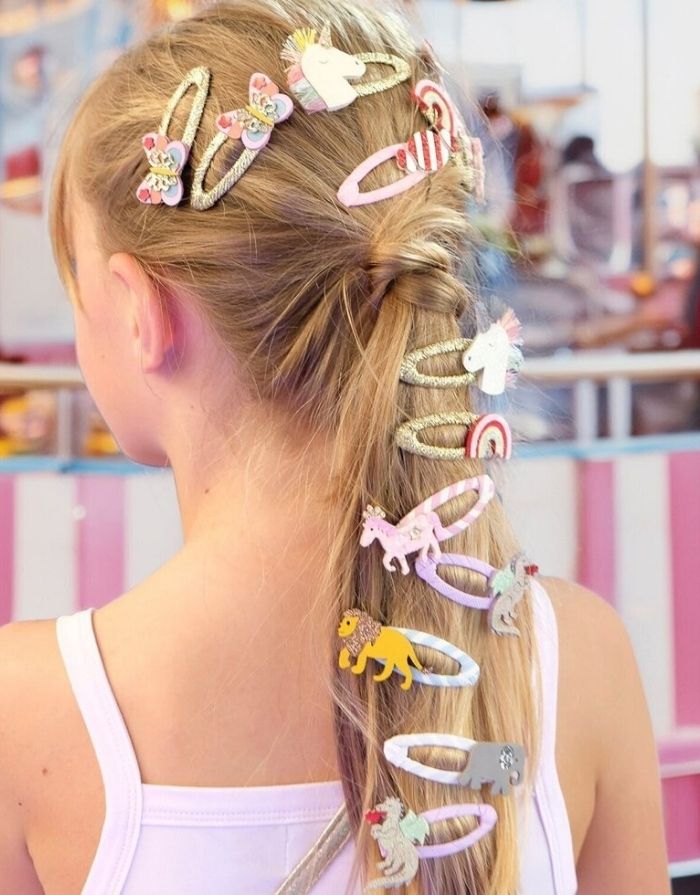 Zwei Pink Pony Haarspangen von Rockahula mit glitzernden Ponys, goldenen Kronen und gestreiften Klickspangen.