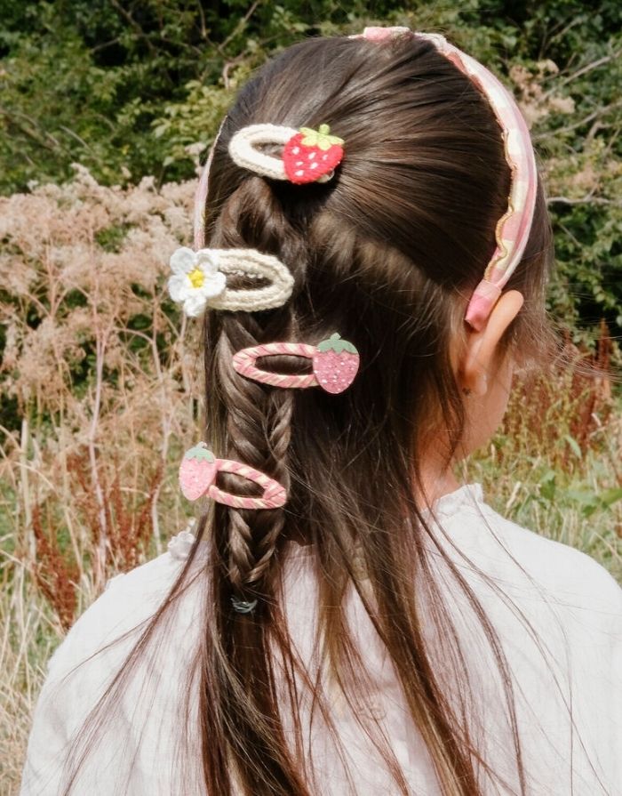 Strawberry Fields Haarspangen von Rockahula mit glitzernden rosa Erdbeeren auf rosafarbenen Vichy-Karo-Klickspangen.
