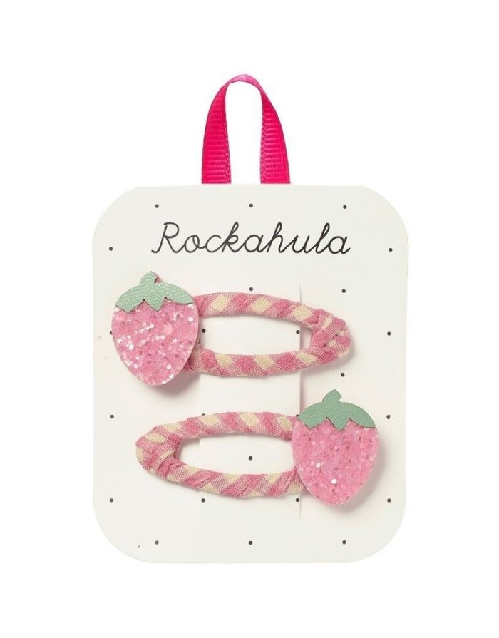 Strawberry Fields Haarspangen von Rockahula mit glitzernden rosa Erdbeeren auf rosafarbenen Vichy-Karo-Klickspangen.