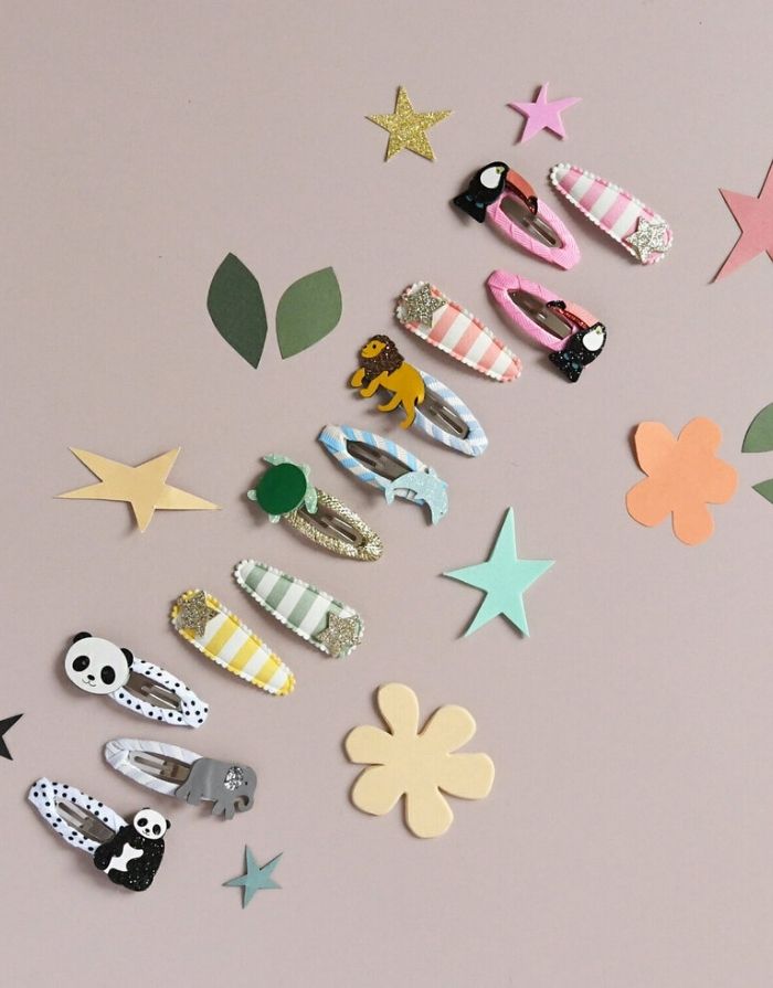Turtle & Dolphin Haarspangen von Rockahula mit Schildkröten- und Delfin-Motiv auf gepunkteten, stoffbezogenen Klickspangen.