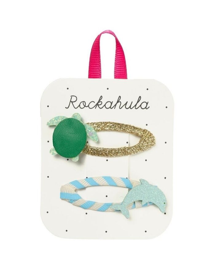 Turtle & Dolphin Haarspangen von Rockahula mit Schildkröten- und Delfin-Motiv auf gepunkteten, stoffbezogenen Klickspangen.