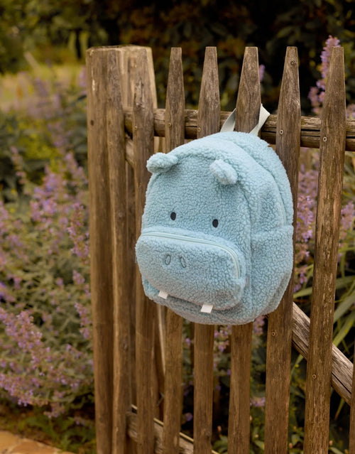 Kinder-Rucksack Hippo Happy von Jollein im niedlichen Nilpferd-Design für Kita, Ausflüge und kleine Abenteuer an einem Zaun