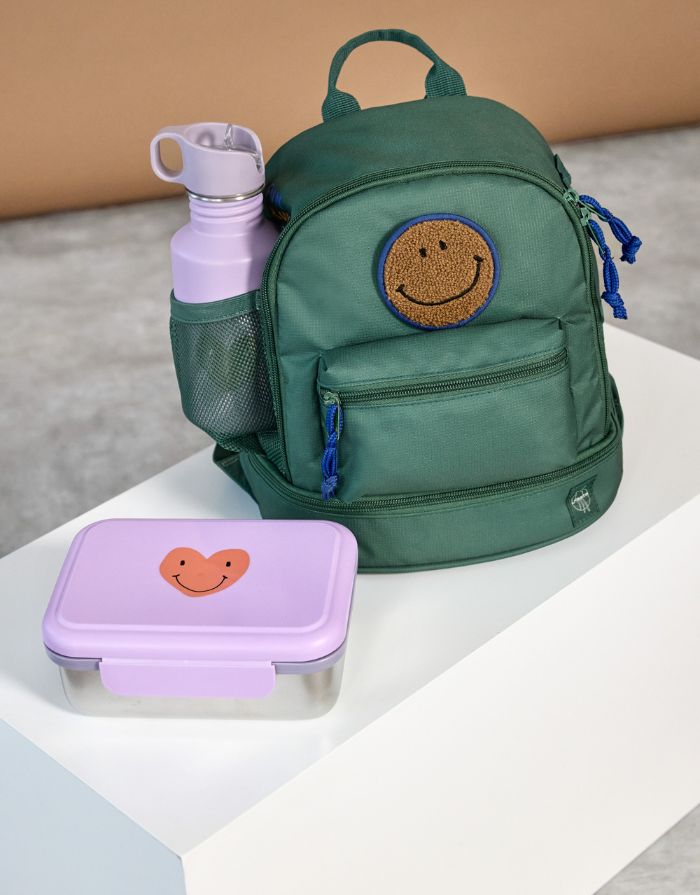 Kinderrucksack Mini Little Gang von Lässig in Dunkelgrün mit farbenfrohem Patch, Netztasche, Frontfach und separatem Nassfach – nachhaltig aus recyceltem Polyester gefertigt.