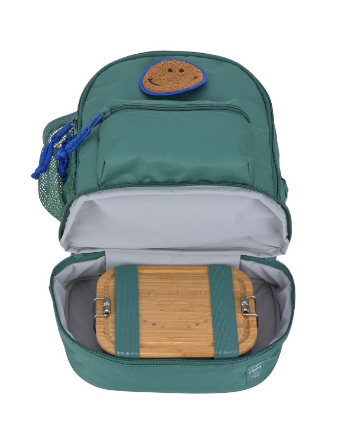 Kinderrucksack Mini Little Gang von Lässig in Dunkelgrün mit farbenfrohem Patch, Netztasche, Frontfach und separatem Nassfach – nachhaltig aus recyceltem Polyester gefertigt.