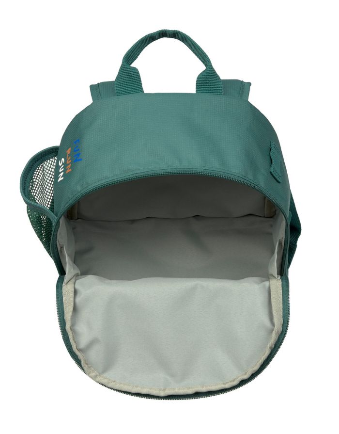Kinderrucksack Mini Little Gang von Lässig in Dunkelgrün mit farbenfrohem Patch, Netztasche, Frontfach und separatem Nassfach – nachhaltig aus recyceltem Polyester gefertigt.