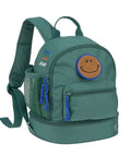 Kinderrucksack Mini Little Gang von Lässig in Dunkelgrün mit farbenfrohem Patch, Netztasche, Frontfach und separatem Nassfach – nachhaltig aus recyceltem Polyester gefertigt.