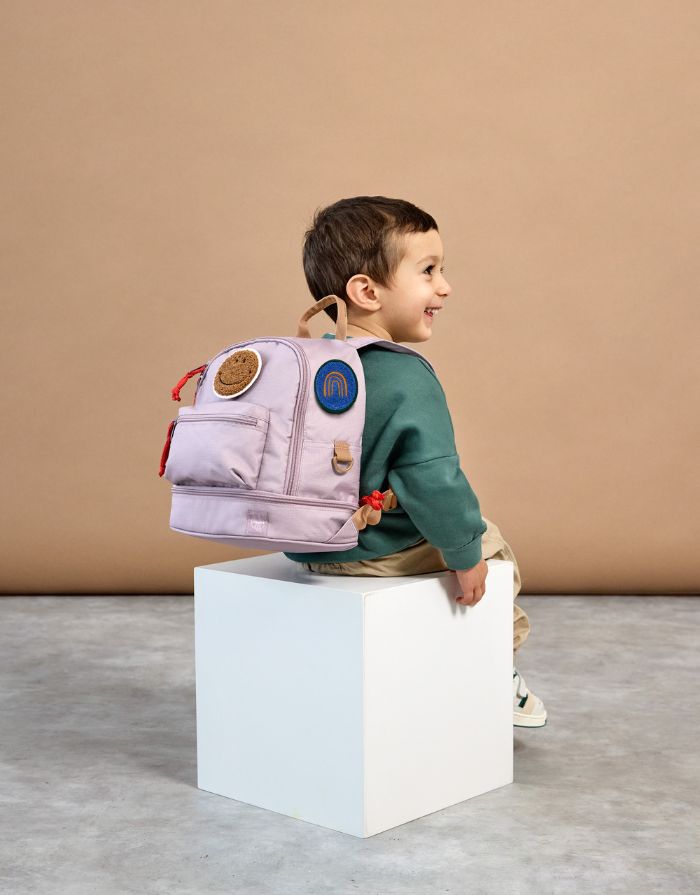 Kinderrucksack Mini Little Gang von Lässig in Lilac mit farbenfrohem Patch, Netztasche, Frontfach und separatem Nassfach – nachhaltig aus recyceltem Polyester gefertigt.