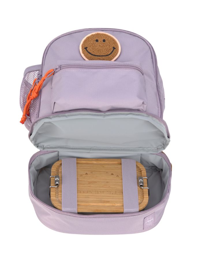 Kinderrucksack Mini Little Gang von Lässig in Lilac mit farbenfrohem Patch, Netztasche, Frontfach und separatem Nassfach – nachhaltig aus recyceltem Polyester gefertigt.