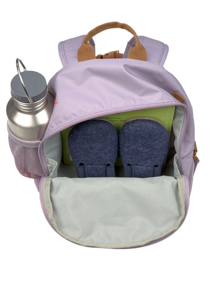 Kinderrucksack Mini Little Gang von Lässig in Lilac mit farbenfrohem Patch, Netztasche, Frontfach und separatem Nassfach – nachhaltig aus recyceltem Polyester gefertigt.