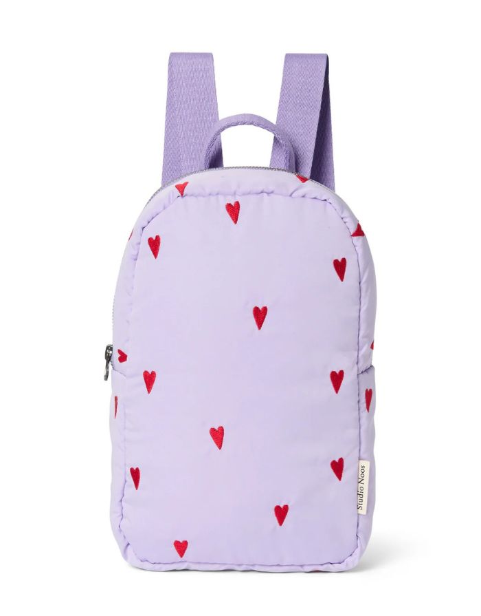  Studio Noos Mini Puffy Rucksack Purple Hearts mit roten Herzstickereien und gepolstertem Design für Kinder.