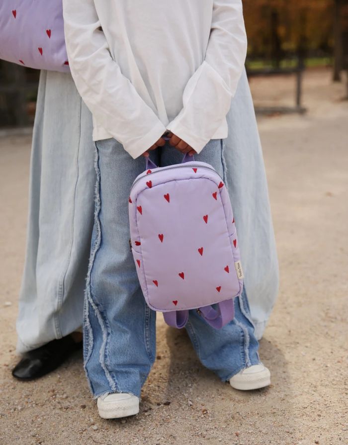  Studio Noos Mini Puffy Rucksack Purple Hearts aus recyceltem Polyester mit roten Herzstickereien und gepolsterter Optik für Kinder.