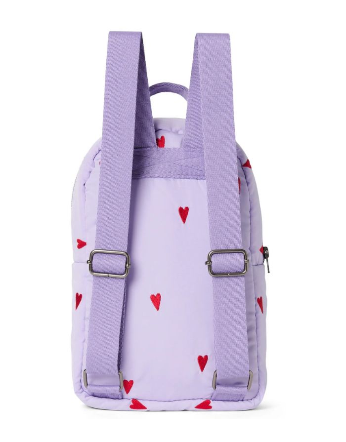  Studio Noos Mini Puffy Rucksack Purple Hearts aus recyceltem Polyester mit roten Herzstickereien und gepolsterter Optik für Kinder.