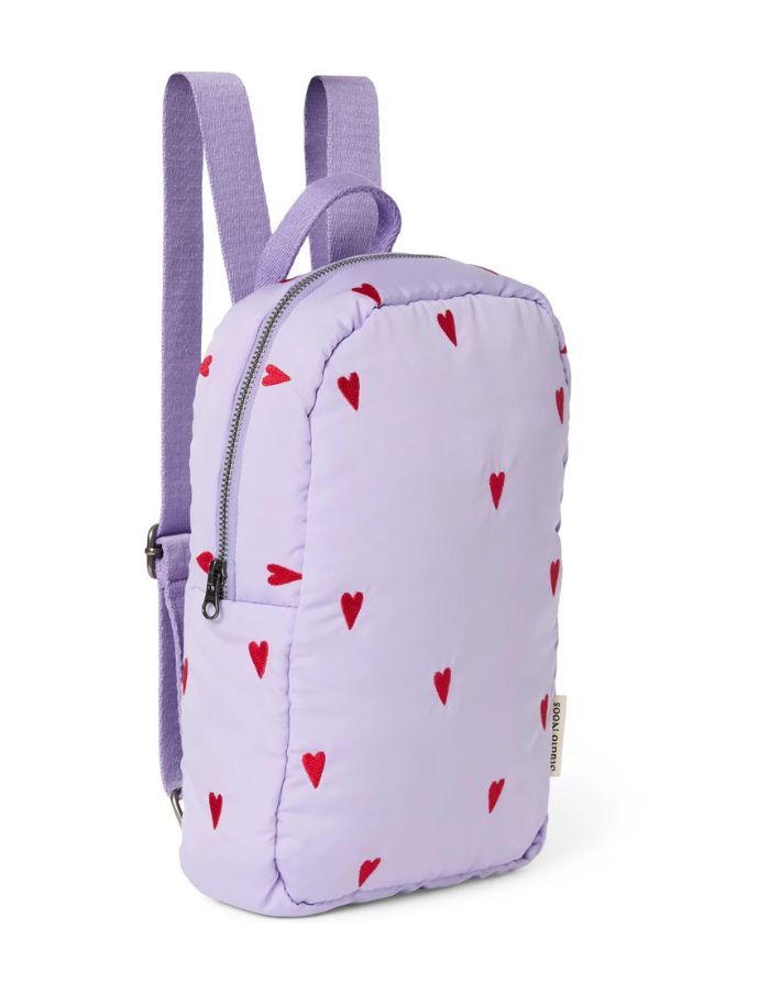  Studio Noos Mini Puffy Rucksack Purple Hearts aus recyceltem Polyester mit roten Herzstickereien und gepolsterter Optik für Kinder.