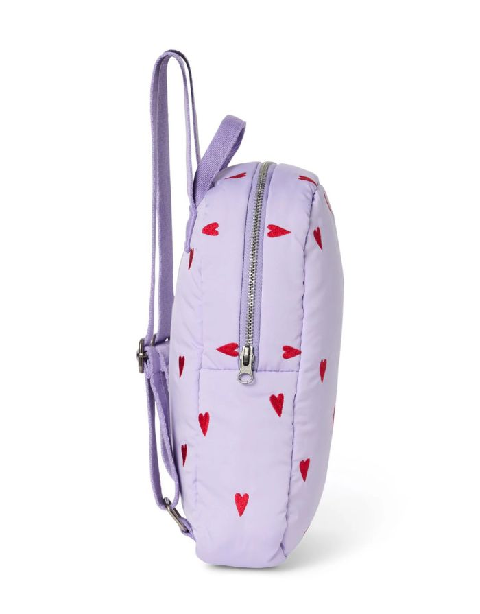  Studio Noos Mini Puffy Rucksack Purple Hearts aus recyceltem Polyester mit roten Herzstickereien und gepolsterter Optik für Kinder.