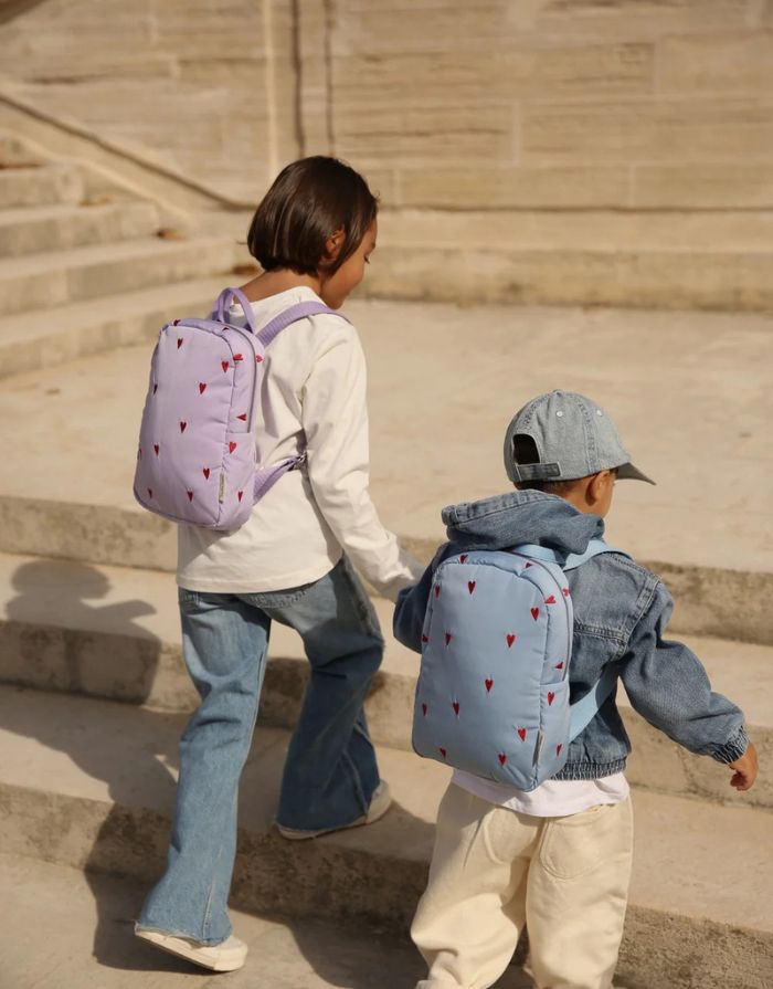  Studio Noos Mini Puffy Rucksack Purple Hearts aus recyceltem Polyester mit roten Herzstickereien und gepolsterter Optik für Kinder.