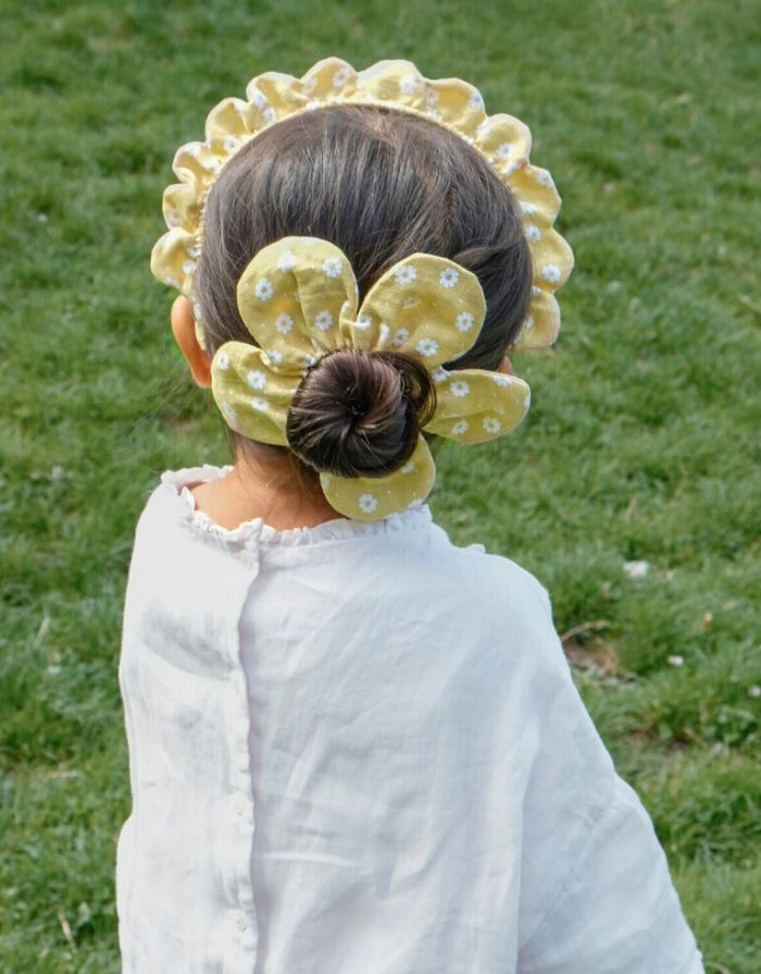Darling Daisy Daisy Scrunchie von Rockahula mit Gänseblümchen-Muster und dekorativem Blütenblattrand für sommerliche Frisuren.