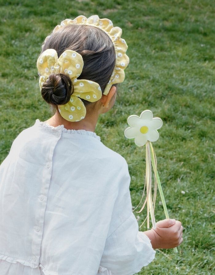 Darling Daisy Daisy Scrunchie von Rockahula mit Gänseblümchen-Muster und dekorativem Blütenblattrand für sommerliche Frisuren.