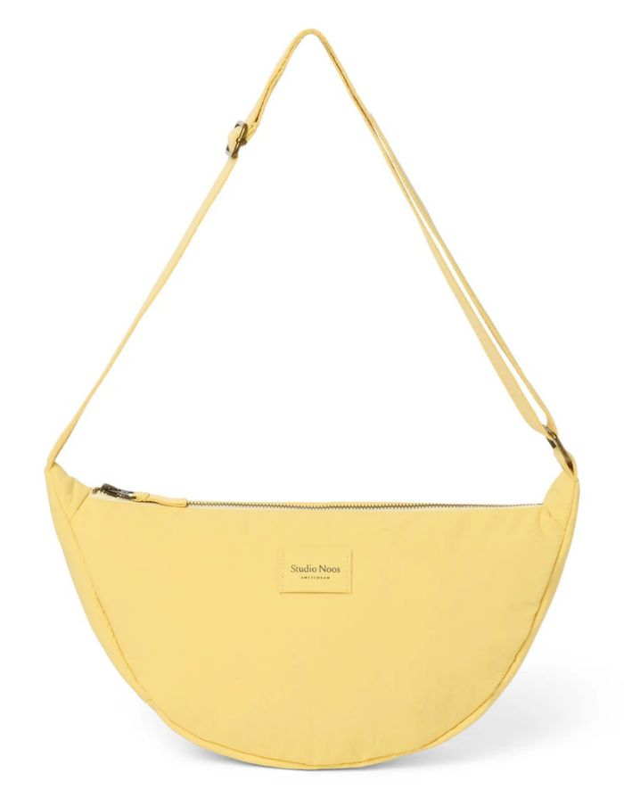  Studio Noos Fanny Pack Textured Puffy Butter Yellow mit gepolsterter Struktur und verstellbarem Gurt.