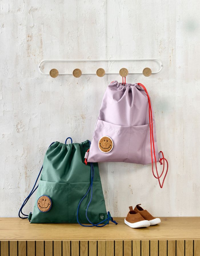 Turnbeutel Little Gang von Lässig in Dunkelgrün aus recyceltem Polyester, mit flexiblen Tragekordeln, Patch und 9,7 l Volumen, ideal für Sport und Alltag.