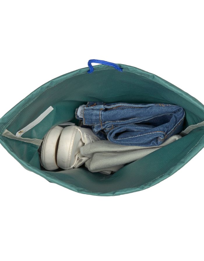 Turnbeutel Little Gang von Lässig in Dunkelgrün aus recyceltem Polyester, mit flexiblen Tragekordeln, Patch und 9,7 l Volumen, ideal für Sport und Alltag.