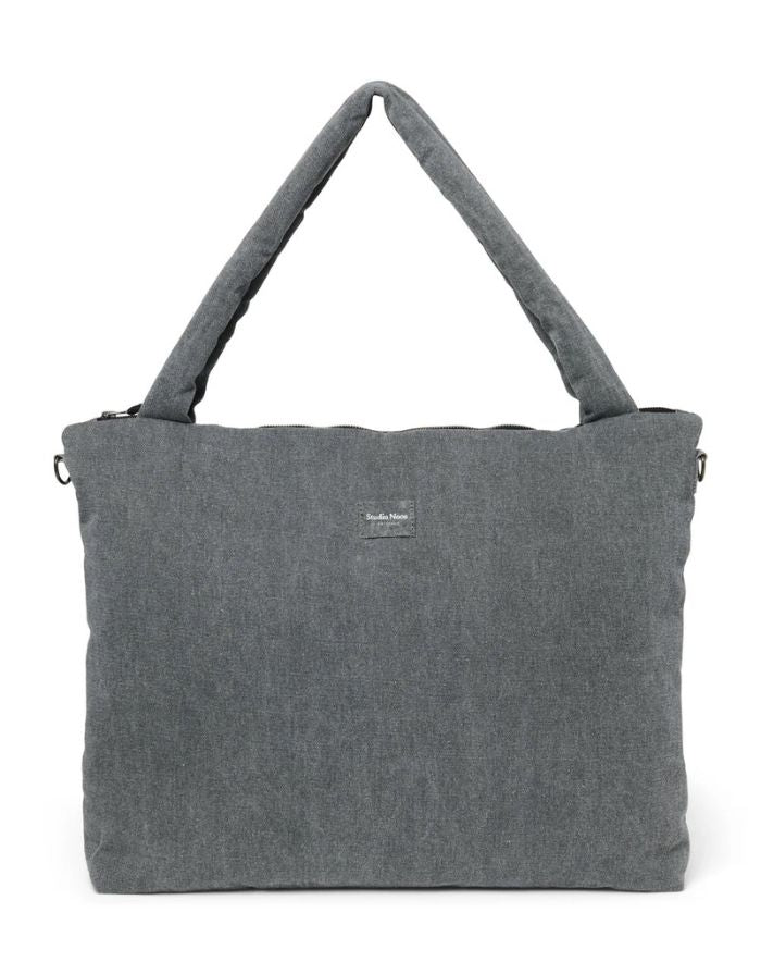 Studio Noos Wickeltasche aus Baumwolle in der färbe Denim Grey mit Reißverschluss, Innentaschen und integriertem Flaschenhalter.