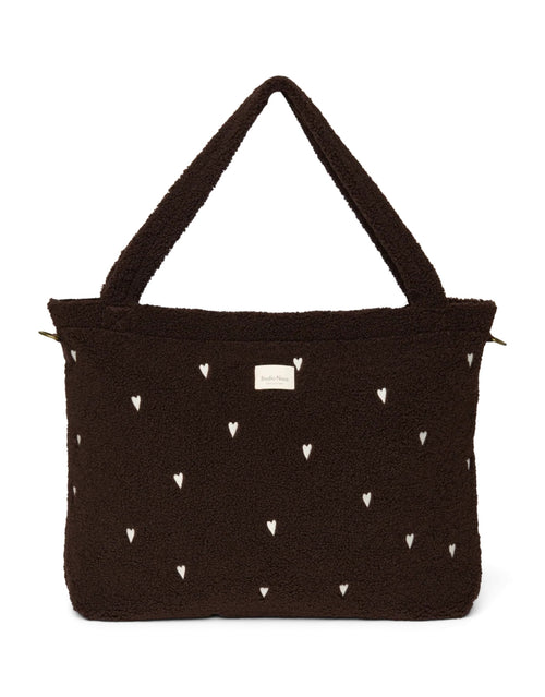 Schokoladenbraune Wickeltasche Chocolate Teddy Hearts von Studio Noos aus weichem Teddy-Material mit gestickten Herzen, Reißverschluss und praktischen Innenfächern.