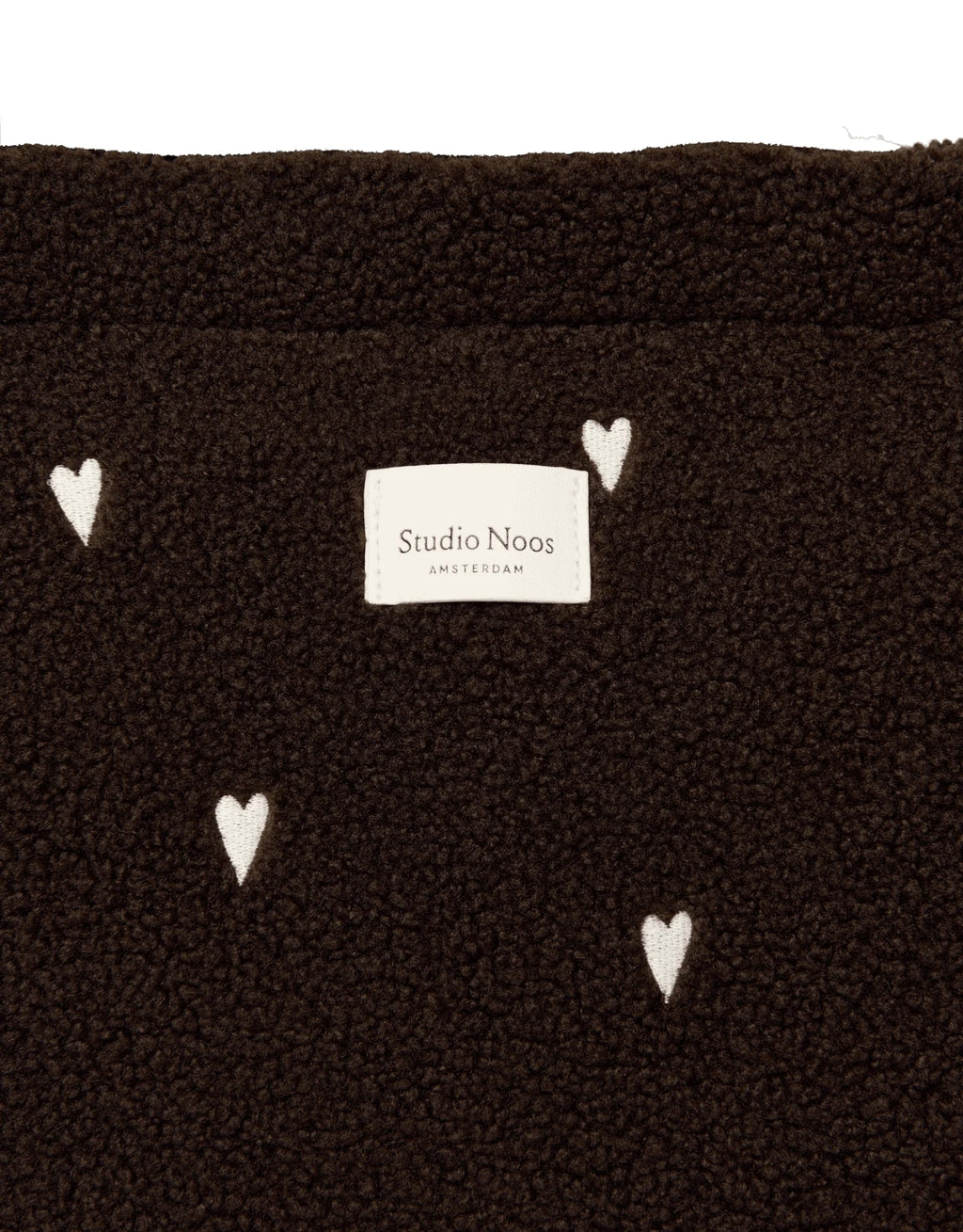 Schokoladenbraune Wickeltasche Chocolate Teddy Hearts von Studio Noos aus weichem Teddy-Material mit gestickten Herzen, Reißverschluss und praktischen Innenfächern.