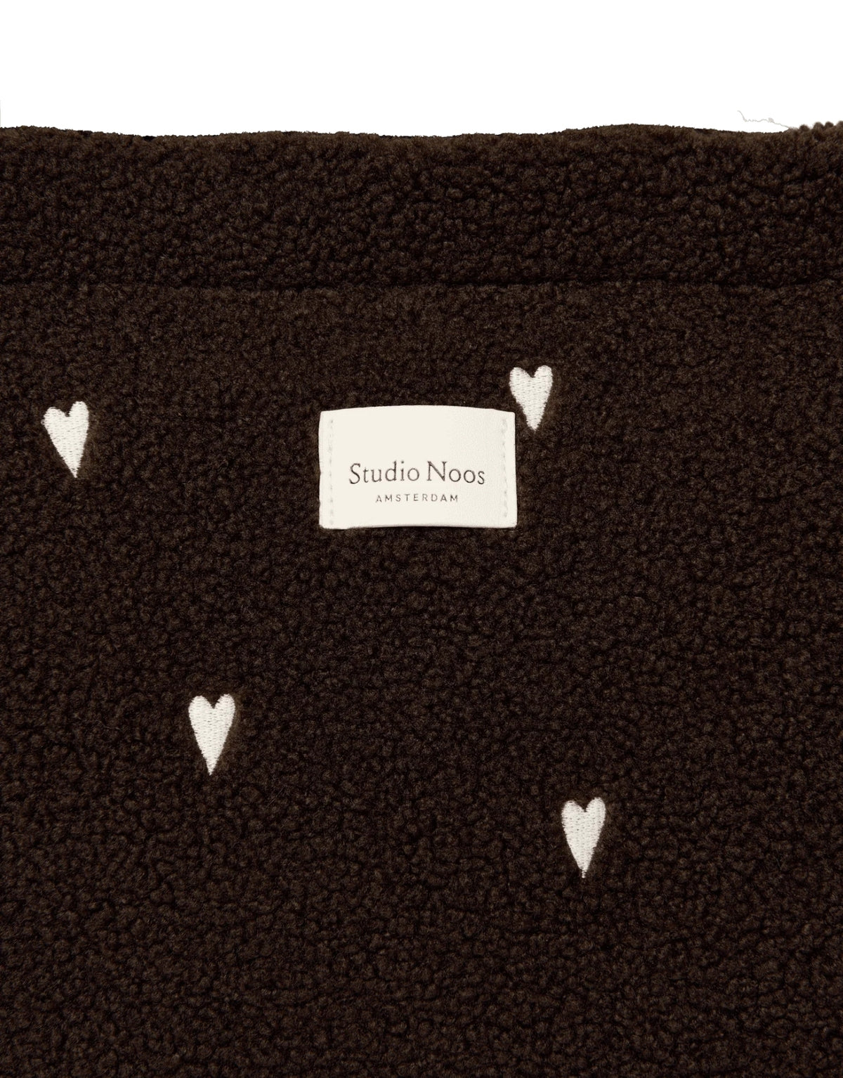Schokoladenbraune Wickeltasche Chocolate Teddy Hearts von Studio Noos aus weichem Teddy-Material mit gestickten Herzen, Reißverschluss und praktischen Innenfächern.