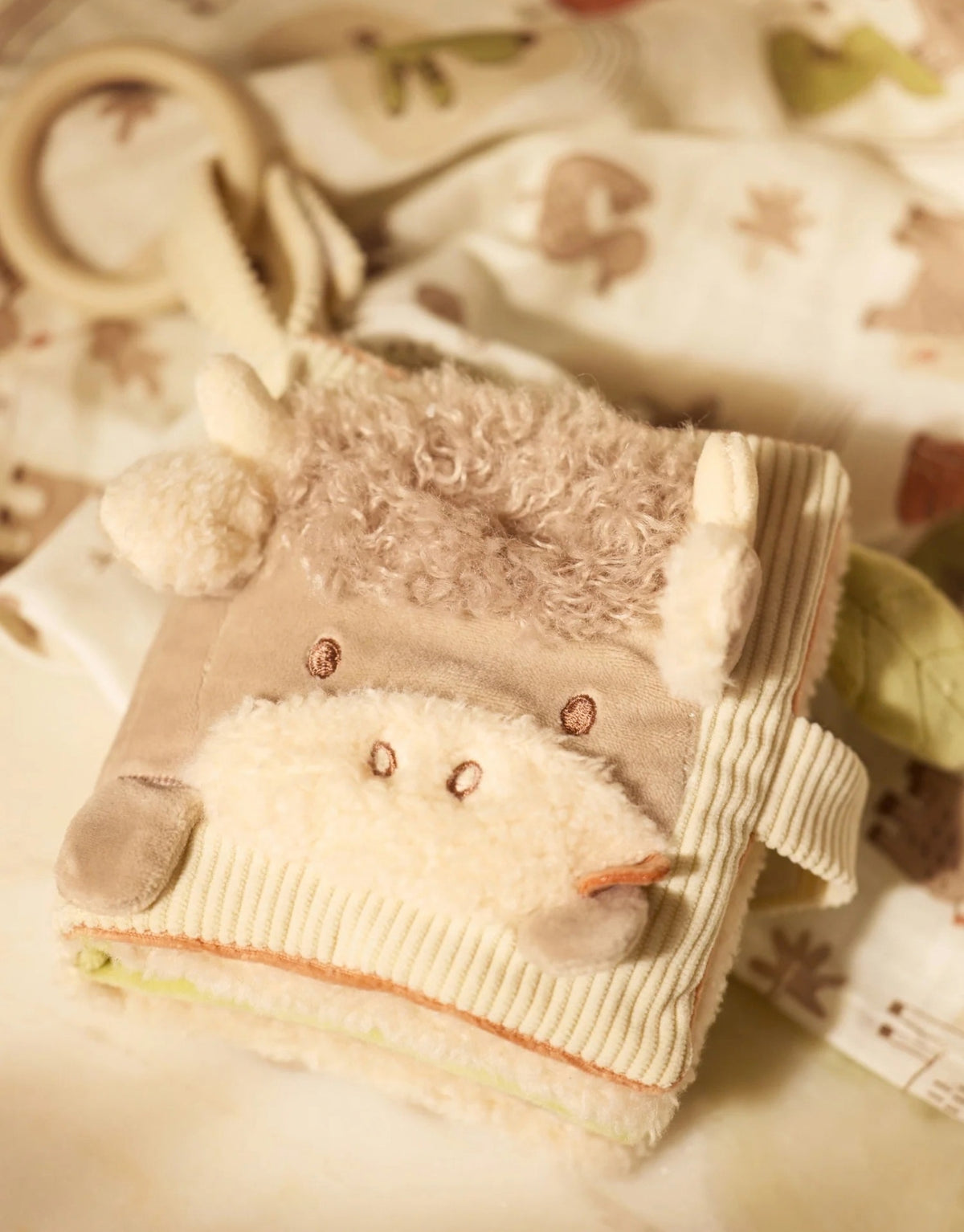 Weiches Stoffbuch Barn Buddies von Jollein mit Bauernhoftieren, Knisterelementen, Fühl-Labels, aufklappbaren Laschen und Spiegel für Babys auf Krabbeldecke