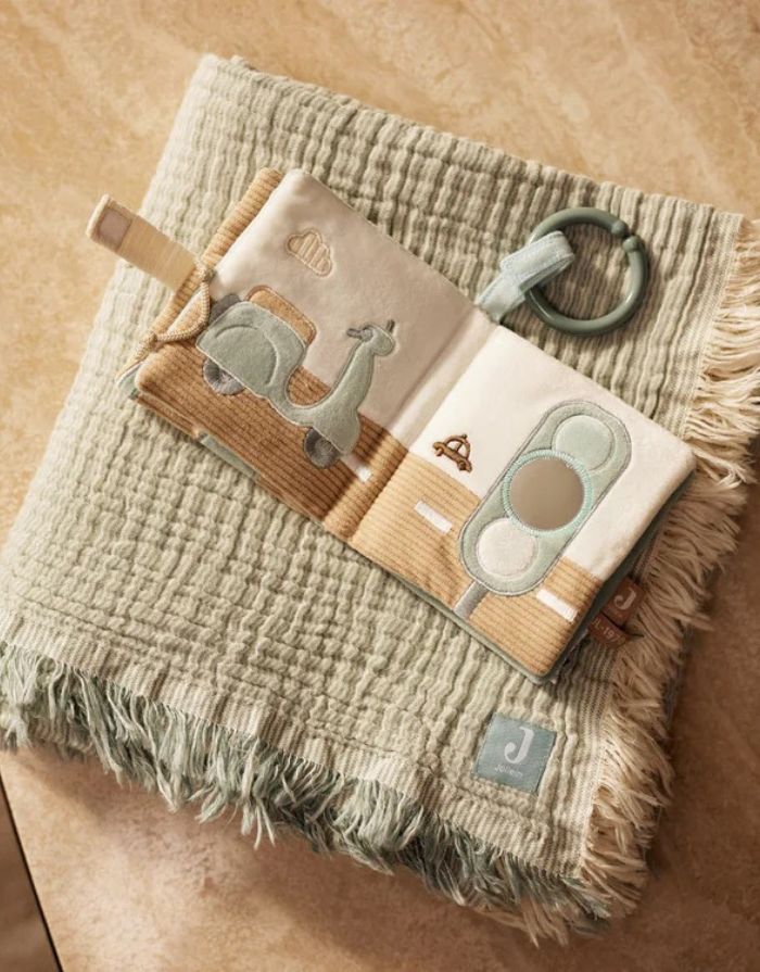 Jollein Activity Stoffbuch „On The Go“ – weiches Stoffbuch in Sea Green und Cloud Blue mit Knisterelementen, Schnüren, Spiegeln und Schlüsselanhänger, CE-zertifiziert.