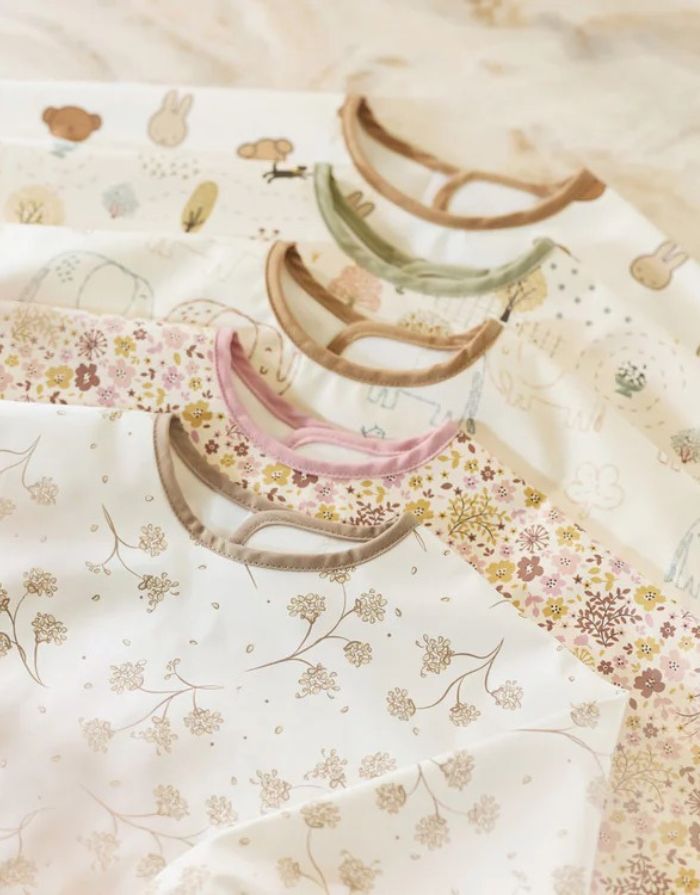 Jollein Ärmellätzchen „Elephant Tales“ – wasserdichtes Lätzchen mit Ärmeln und Elefantenmotiv, OEKO-TEX-zertifiziert.