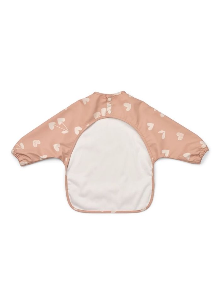 Liewood Ärmellätzchen Merle Sweethearts Pale Tuscany mit Herzchenmuster und Auffangtasche.