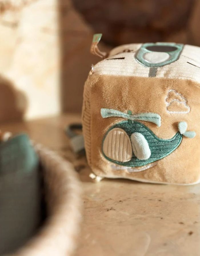 Jollein Aktivitäten-Würfel „On The Go“ – weicher Baby-Spielwürfel mit Schlüssel, Spiegel, Tankstellenmotiv und Ampel, Sea Green &amp; Biscuit, 10x10x10 cm, handwaschbar.