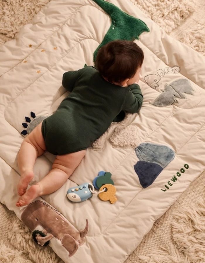 LIEWOOD Aktivitätsdecke Bernet Dino Roar Sandy mit Dinosaurierfiguren, Spiegel, Knisterelementen und Silikon-Beißring