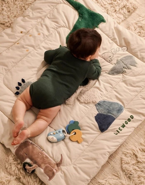LIEWOOD Aktivitätsdecke Bernet Dino Roar Sandy mit Dinosaurierfiguren, Spiegel, Knisterelementen und Silikon-Beißring