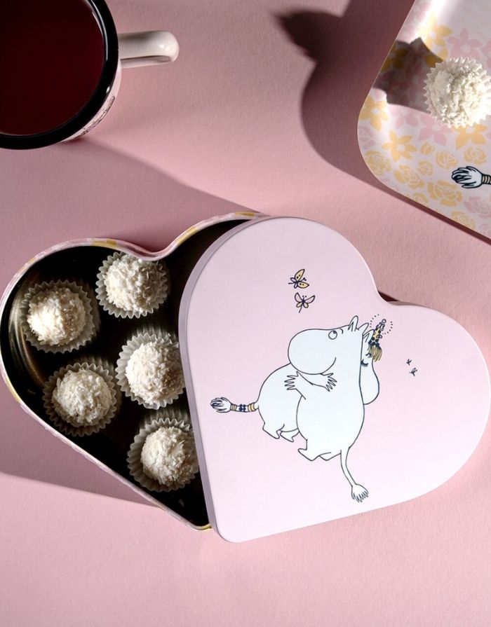 Muurla Metalldose Moomin Hug in Herzform in Rosa mit Moomintroll und Snorkmaiden Umarmung.