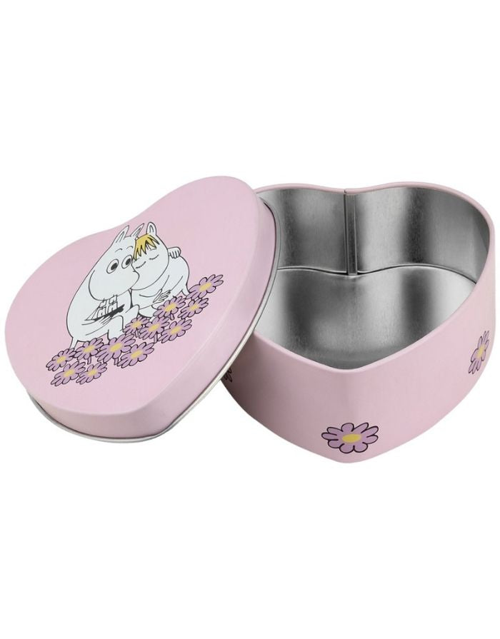 Muurla Metalldose Moomin Together in Rosa in Herzform mit floralen Details und Moomin-Motiv.