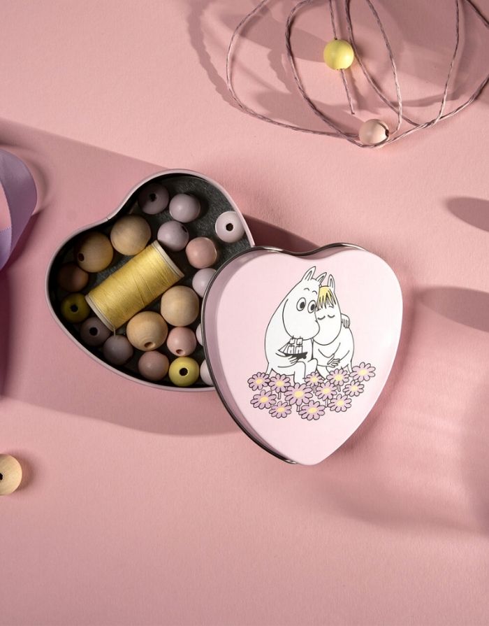 Muurla Metalldose Moomin Together in Rosa in Herzform mit floralen Details und Moomin-Motiv.