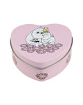 Muurla Metalldose Moomin Together in Rosa in Herzform mit floralen Details und Moomin-Motiv.