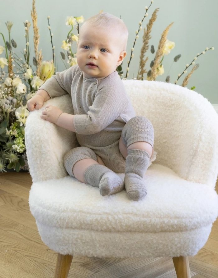 Rutschfeste Knieschoner in Sand von GoBabyGo aus Bio-Baumwolle mit Grip-Pads für sicheres Krabbeln.