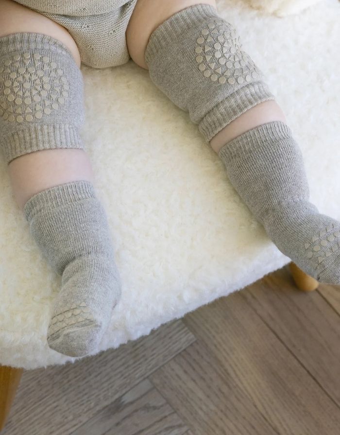 Rutschfeste Knieschoner in Sand von GoBabyGo aus Bio-Baumwolle mit Grip-Pads für sicheres Krabbeln.