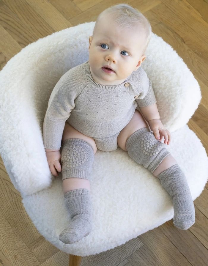 Rutschfeste Knieschoner in Sand von GoBabyGo aus Bio-Baumwolle mit Grip-Pads für sicheres Krabbeln.