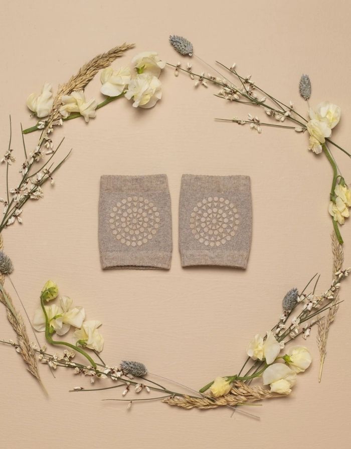 Rutschfeste Knieschoner in Sand von GoBabyGo aus Bio-Baumwolle mit Grip-Pads für sicheres Krabbeln.