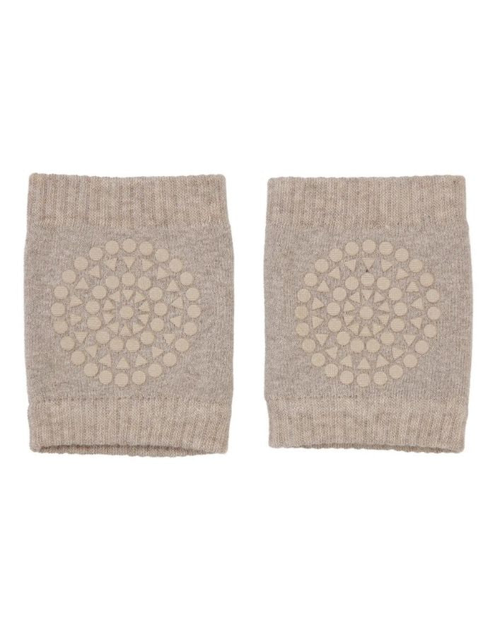 Rutschfeste Knieschoner in Sand von GoBabyGo aus Bio-Baumwolle mit Grip-Pads für sicheres Krabbeln.