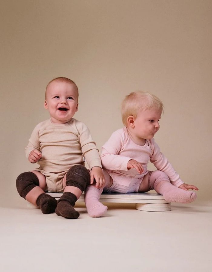 Rutschfeste Knieschoner in Chocolate von GoBabyGo aus Bio-Baumwolle mit Grip-Pads für sicheres Krabbeln.