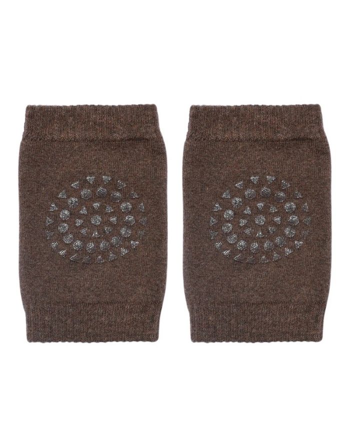 Rutschfeste Knieschoner in Chocolate von GoBabyGo aus Bio-Baumwolle mit Grip-Pads für sicheres Krabbeln.