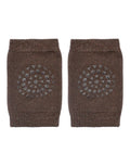 Rutschfeste Knieschoner in Chocolate von GoBabyGo aus Bio-Baumwolle mit Grip-Pads für sicheres Krabbeln.
