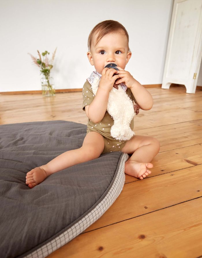LÄSSIG Schnuffeltuch Tiny Farmer Schaf aus weißer Bio-Baumwolle, mit Schnullerhalter an den Beinen, GOTS-zertifiziert, weiches Kuscheltuch für Babys ab 2 Monaten.