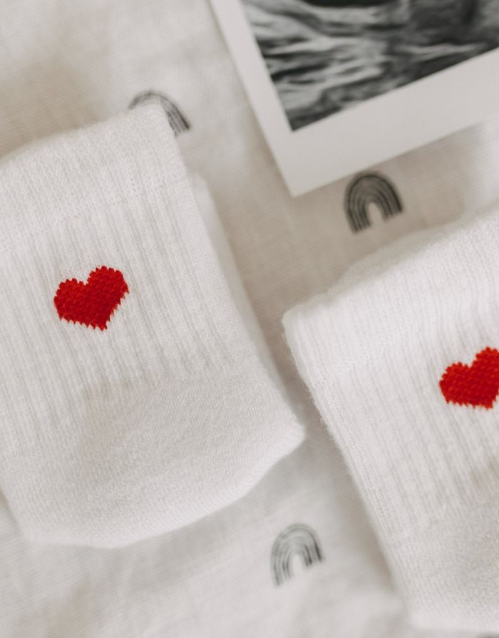 Babysocken Herz Rot von Eulenschnitt, 80% Baumwolle, 18% Polyamid, 2% Elastan, mit eingesticktem roten Herz auf dem Bündchen.